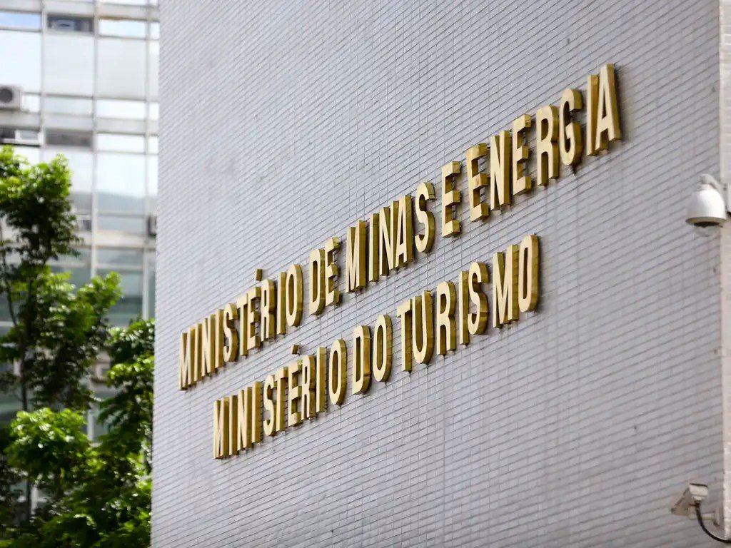 Governo aprova mistura do etanol na gasolina de 27% para 30% e projeta queda no preço do combustível