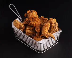 Eles criaram uma rede de frango frito com US$ 900. E venderam empresa por quase US$ 1 bilhão