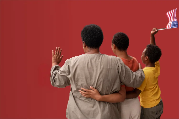Família dá tchau abanando bandeira dos Estados Unidos (Freepik / Edição)