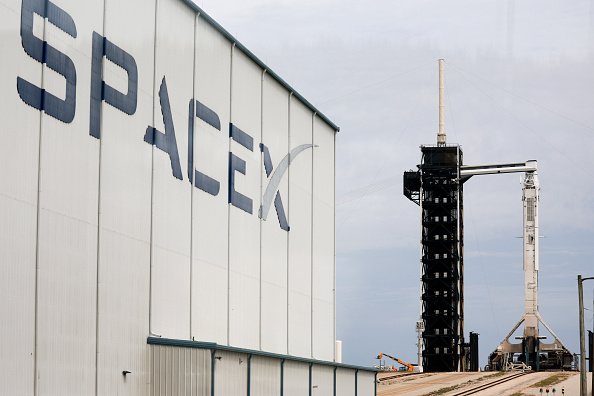 SpaceX, de Elon Musk, compra faixas de transmissão de dados sem fio por US$ 17 bilhões