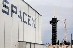 Imagem referente à matéria: SpaceX, de Elon Musk, compra faixas de transmissão de dados sem fio por US$ 17 bilhões
