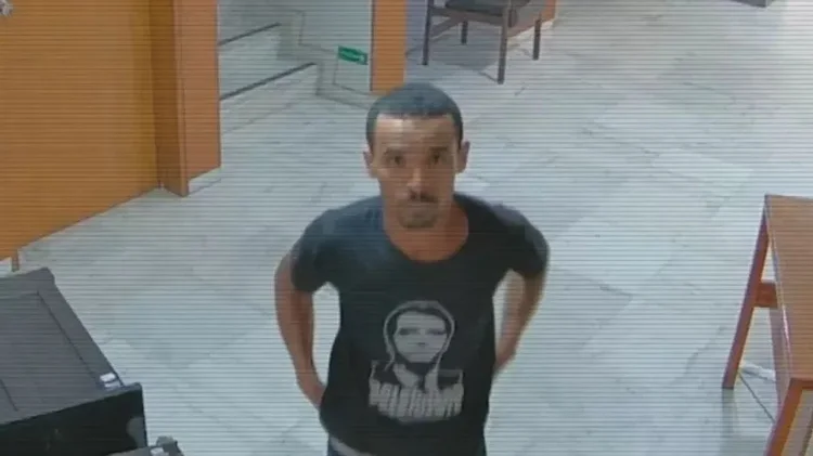 Antônio Cláudio Alves Ferreira é o homem filmado destruindo o relógio Baltazhar Martinot, que pertenceu a dom Dom João VI, no 8 de janeiro de 2023. (Reprodução )