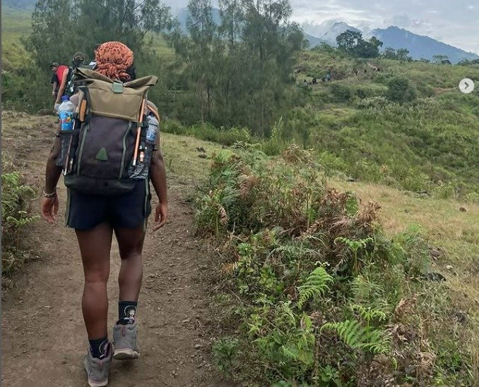 Brasileira desaparecida após acidente em vulcão na Indonésia foi localizada, diz família
