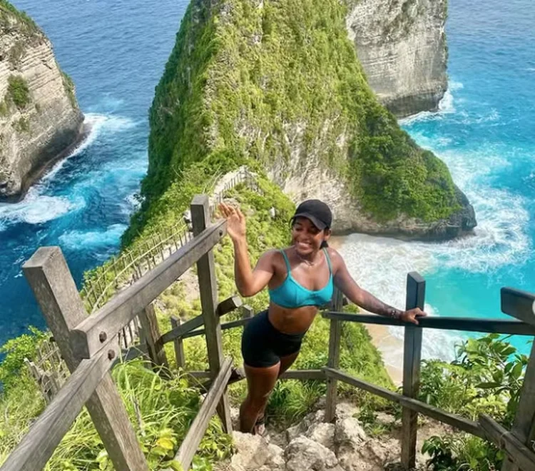 Juliana Marins posa durante viagem à Indonésia (Reprodução/Instagram)