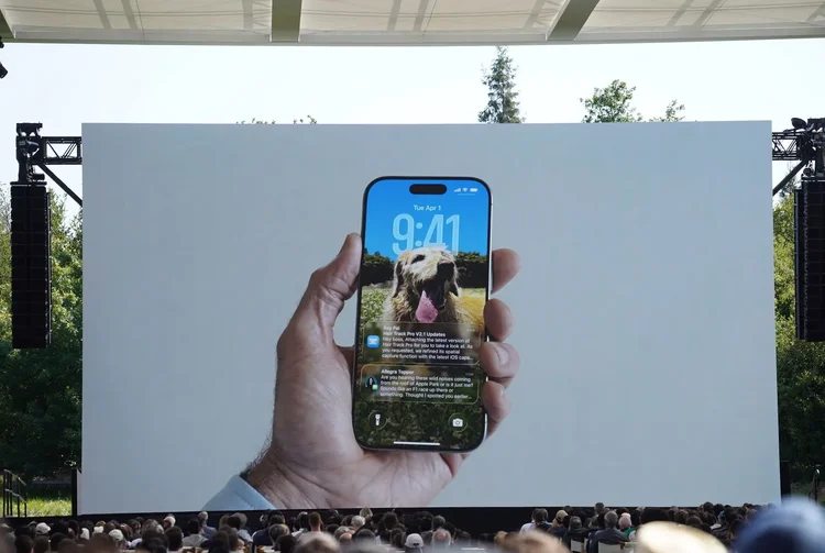 iOS 26: novos recursos de IA e design "Liquid Glass" foram anunciados ontem (Apple/Reprodução)