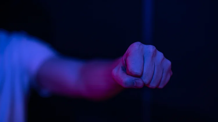 O custo sistêmico da desigualdade: como a violência contra mulheres impacta a competitividade empresarial brasileira. (pvproduction/Freepik)