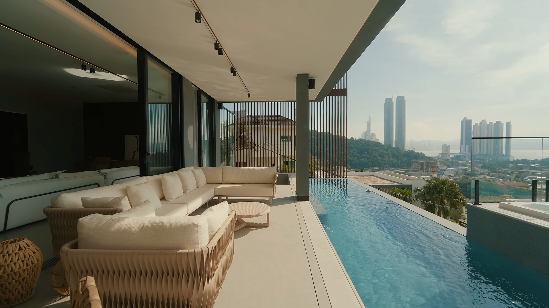 Galeria de fotos de Mansão triplex de R$ 28 milhões em Balneário Camboriú tem vista para o mar