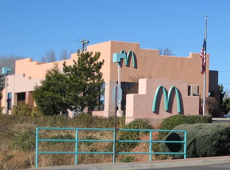 McDonald's azul em Sedona, Arizona: a adaptação que preserva a beleza natural da cidade (Wikimedia Commons)