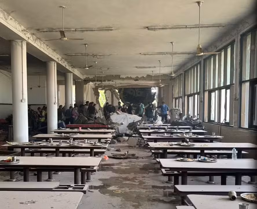 Estudantes de medicina estariam almoçando quando avião colidiu com alojamento de faculdade