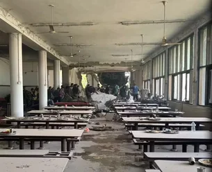 Estudantes de medicina estariam almoçando quando avião colidiu com alojamento de faculdade