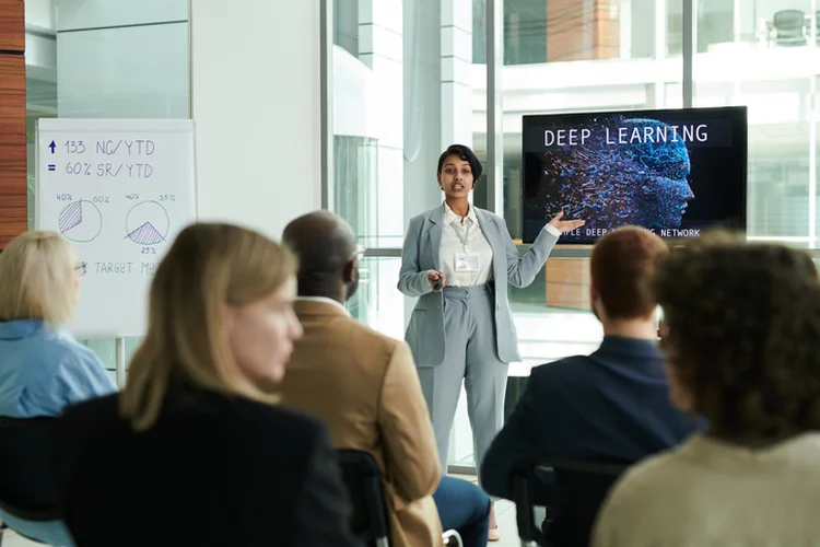 o letramento em Inteligência Artificial da liderança e dos colaboradores é fundamental (shironosov/Getty Images)