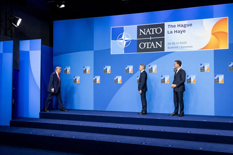 Trump (presidente dos EUA) é recebido por Mark Rutte (secretário-geral da Otan) e Dick Schoof (primeiro-ministro da Holanda): ações de defesa sobem após Otan sinalizar aumento de gastos militares (Koen van Weel / ANP/AFP)