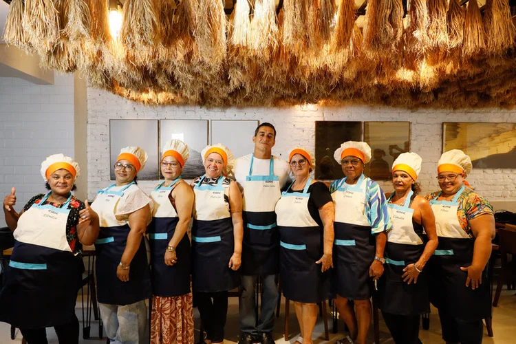 Chef Dario Costa e cozinheiras do Projeto Culinária Caiçara da Baixada Santista (Edge/Divulgação)