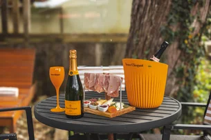 Inspirado nos Alpes e em Aspen, Veuve Clicquot abre terraço de inverno em hotel de Campos do Jordão