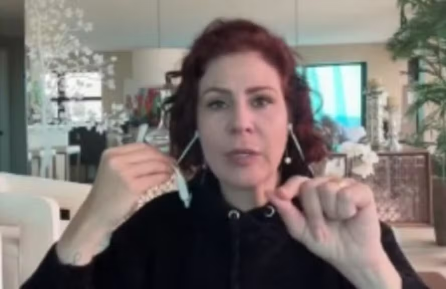 Condenada pelo STF, Carla Zambelli diz estar na Europa: 'Vou pedir para me afastar do cargo'