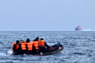 Reino Unido testará uso de IA para identificar migrantes adultos que tentam se passar por crianças