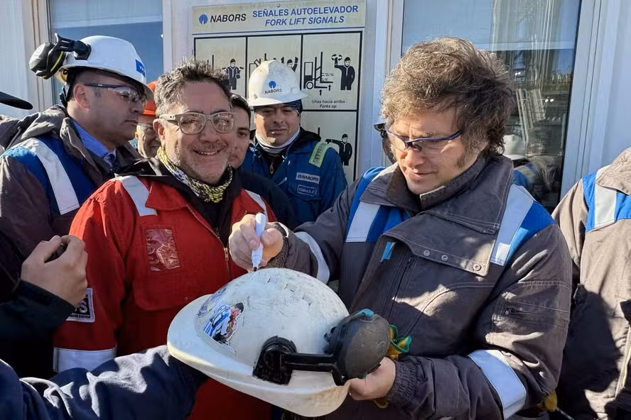 O presidente da Argentina, Javier Milei, visita trabalhadores do campo petrolífero de Vaca Muerta, em agosto de 2024 