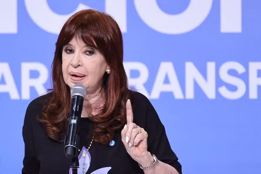 Justiça argentina intima Kirchner e oito condenados por corrupção a pagar mais de R$ 3 bilhões