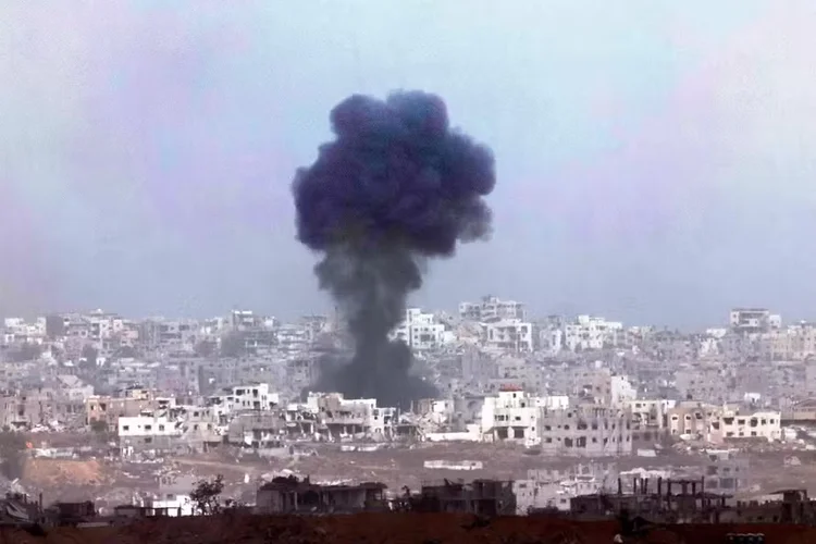 Coluna de fumaça após bombardeio israelense contra o sul da Faixa de Gaza (Jack GUEZ / AFP)