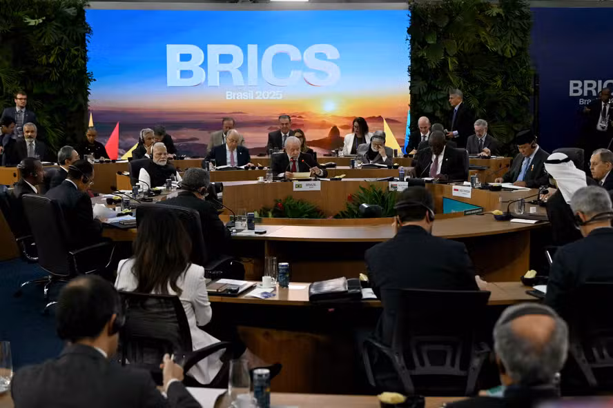 O que o Brics fez para voltar ao alvo da metralhadora tarifária de Trump? Entenda