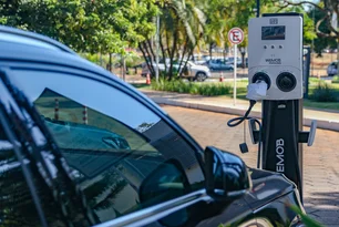 Imagem referente à matéria: Regulamentação para carregadores de veículos elétricos em condomínios avança em SP e no Congresso