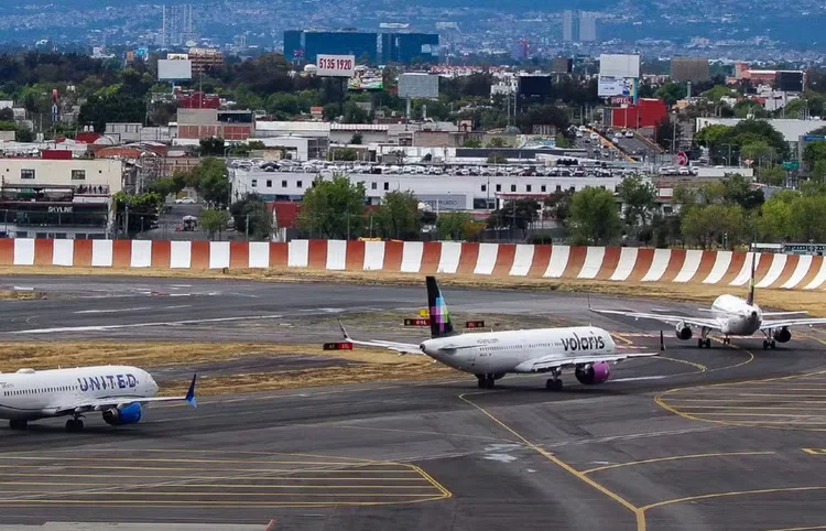 Fila de decolagens no Aeropuerto Internacional Benito Juárez (Reprodução/X @)