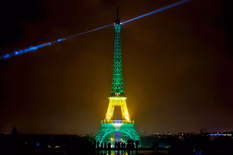 Drones, luzes e fogos: França faz show na Torre Eiffel em homenagem ao Brasil no 14 de julho