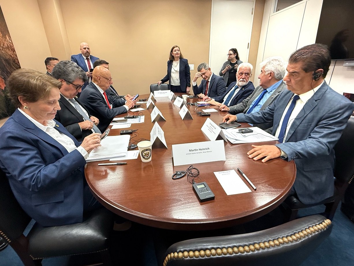 Café e manga não devem ser taxados por tarifa de Trump, dizem senadores brasileiros
