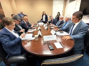 Imagem referente à matéria: Café e manga não devem ser taxados por tarifa de Trump, dizem senadores brasileiros