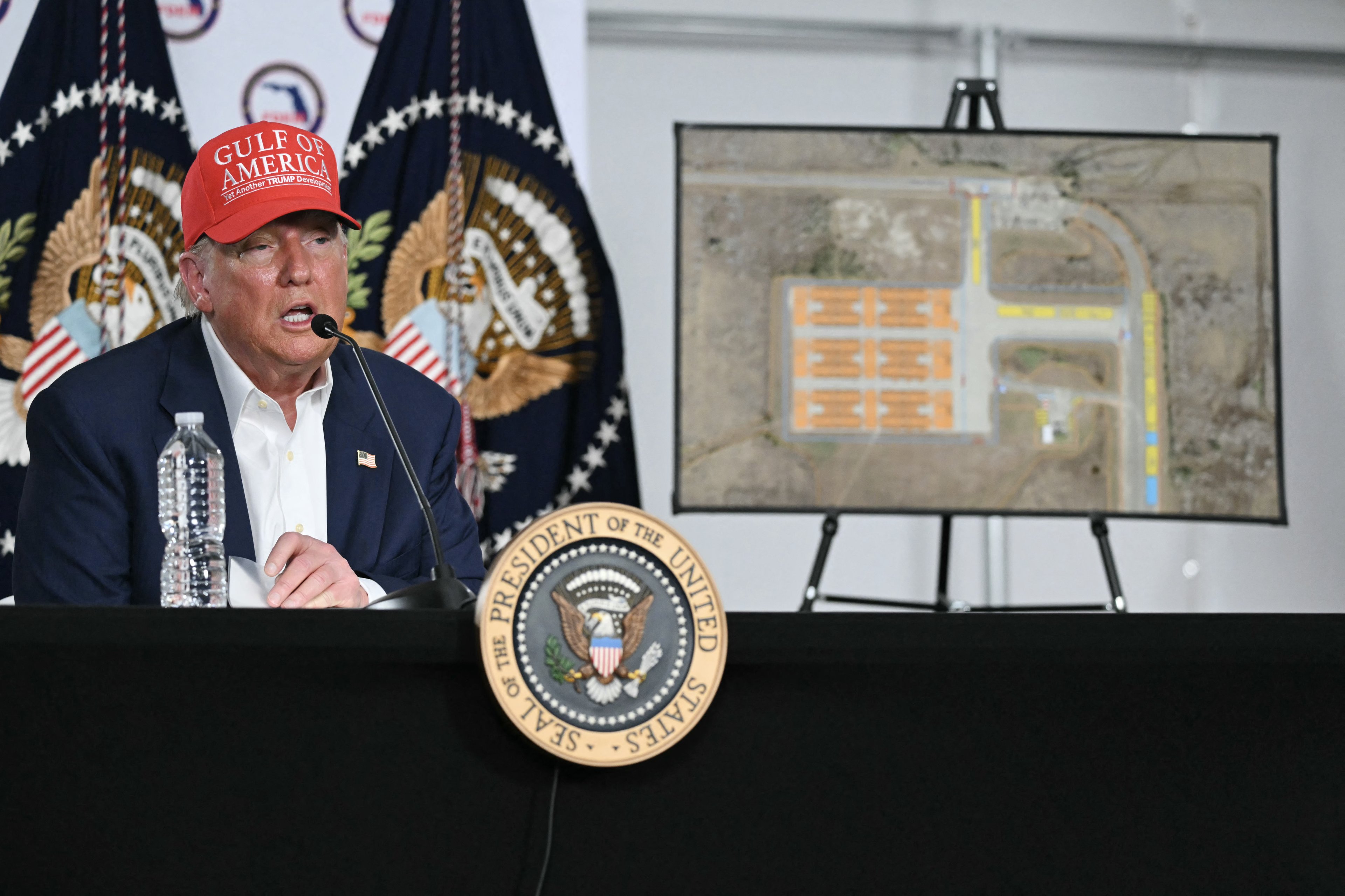 Presidente Donald Trump explica detalhes sobre a 'Alligator Alcatraz' durante inauguração do espaço