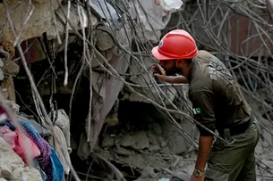 Desabamento de edifício no sul do Paquistão deixa 27 mortos