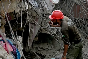 Imagem referente à matéria: Desabamento de edifício no sul do Paquistão deixa 27 mortos