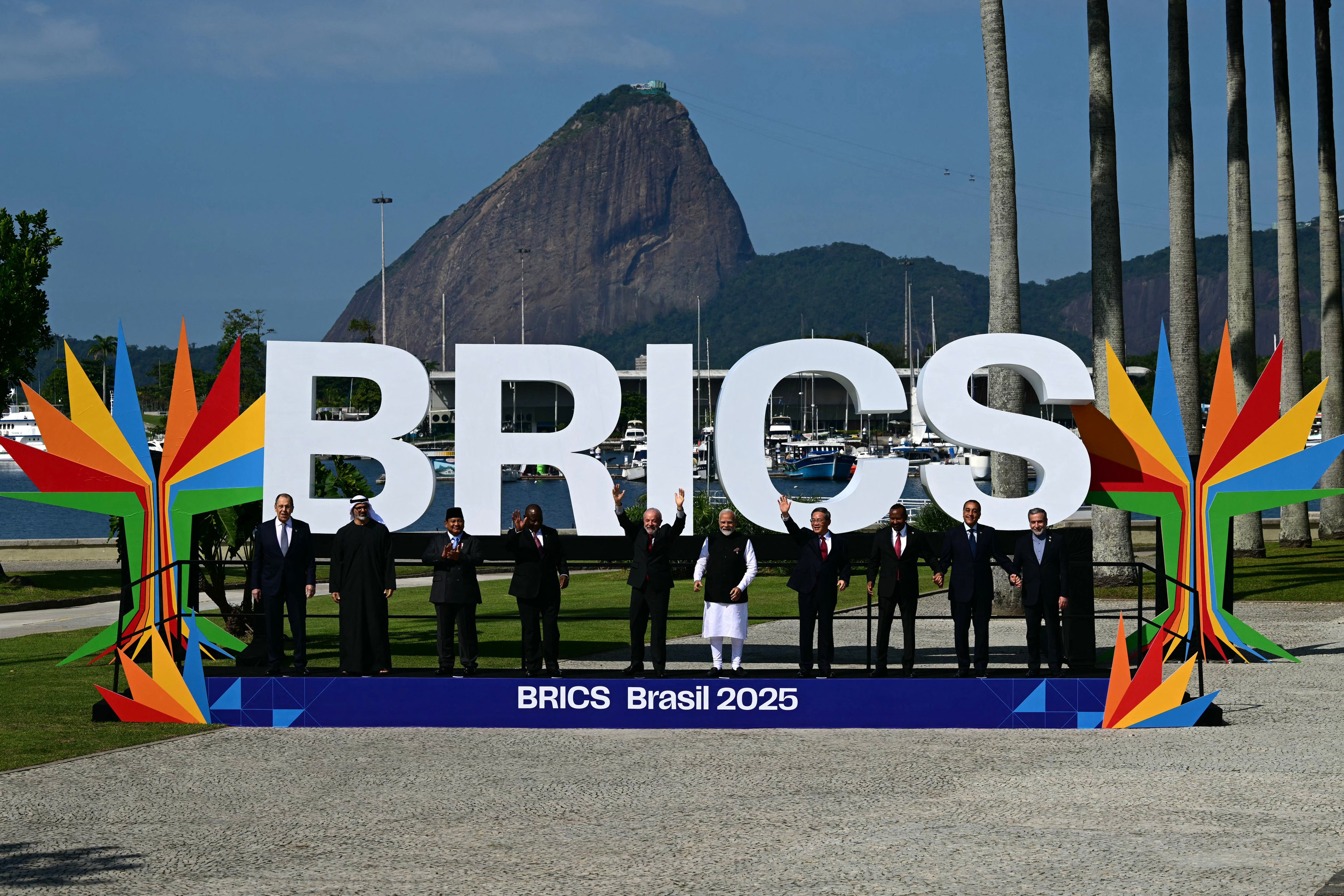 Bolsas da Ásia fecham em queda e Europa abre com cautela após ameaça de Trump ao Brics