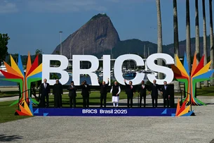 Bolsas da Ásia fecham em queda e Europa abre com cautela após ameaça de Trump ao Brics