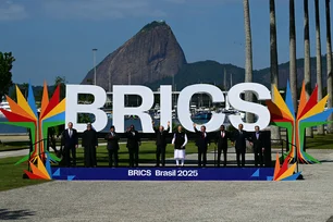 Imagem referente à matéria: Bolsas da Ásia fecham em queda e Europa abre com cautela após ameaça de Trump ao Brics