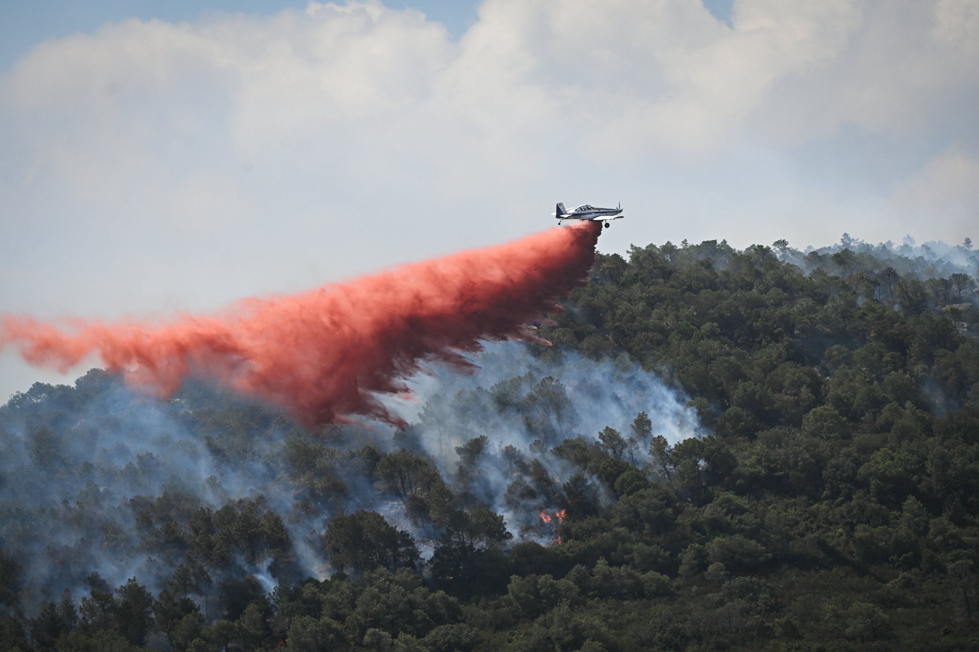 Moradores abandonam casas no Sul da França devido a incêndio que devasta 2 mil hectares de floresta