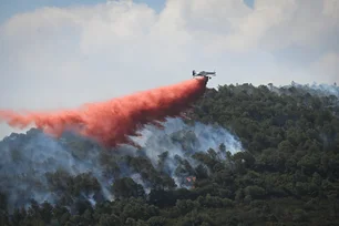 Imagem referente à matéria: Moradores abandonam casas no Sul da França devido a incêndio que devasta 2 mil hectares de floresta