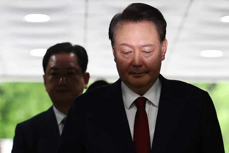 Ex-presidente da Coreia do Sul, Yoon Suk Yeol, chega a um tribunal para participar de audiência para revisar seu mandado de prisão em 9 de julho de 2025 (KIM HONG-JI / POOL / AFP)