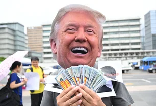 Imagem referente à matéria: Bota-fora de Trump: consulado dos EUA no Brasil coloca empilhadeira, telefones e até pneus à venda