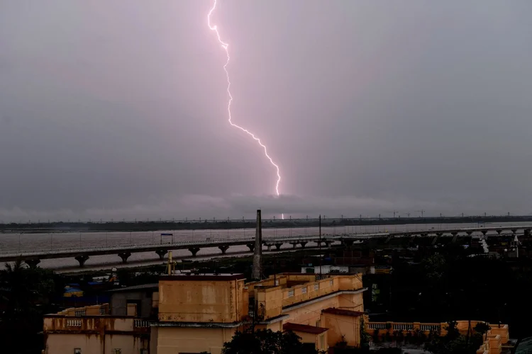 Raios atingem o céu em Patna, no estado de Bihar, na Índia (Sachin KUMAR / AFP)