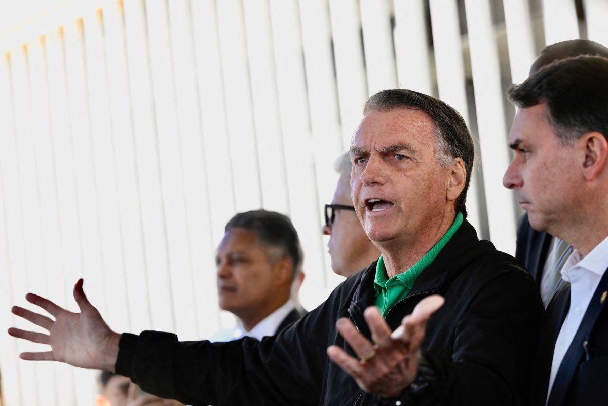 O que Moraes decidiu sobre entrevistas e uso de redes sociais de Bolsonaro