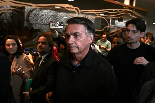 Moraes dá 24 horas para defesa de Bolsonaro explicar descumprimento de medida e alerta sobre prisão