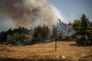 Incêndios na Grécia: bombeiros seguem combatendo fogo, que já retirou 3,6 mil pessoas de suas casas