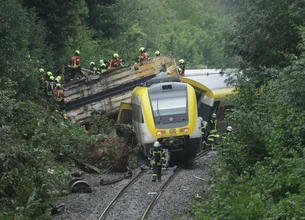 Três pessoas morrem após descarrilhamento de trem de passageiros na Alemanha