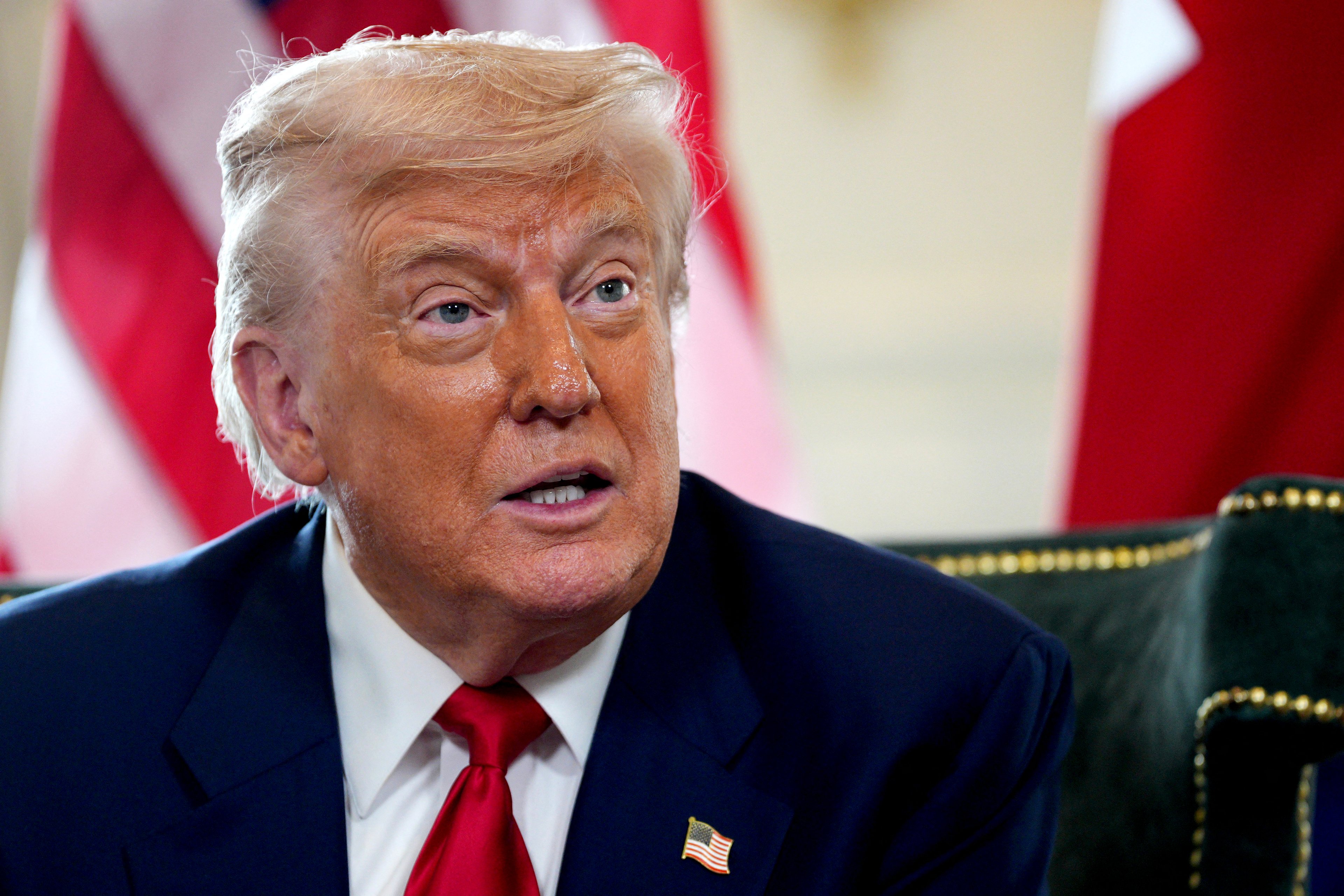 Índice de aprovação de Trump cai para 40% com críticas à economia e imigração