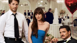 Imagem referente à matéria: Amores Materialistas': Pedro Pascal ou Chris Evans? Saiba com quem Dakota Johnson termina o filme