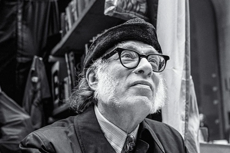O escritor russo-americano Isaac Asimov (1920-1992), na Avenue Book Fair, em Nova York: mundo idealizado com objetos interconectados (Rita Barros/Getty Images)