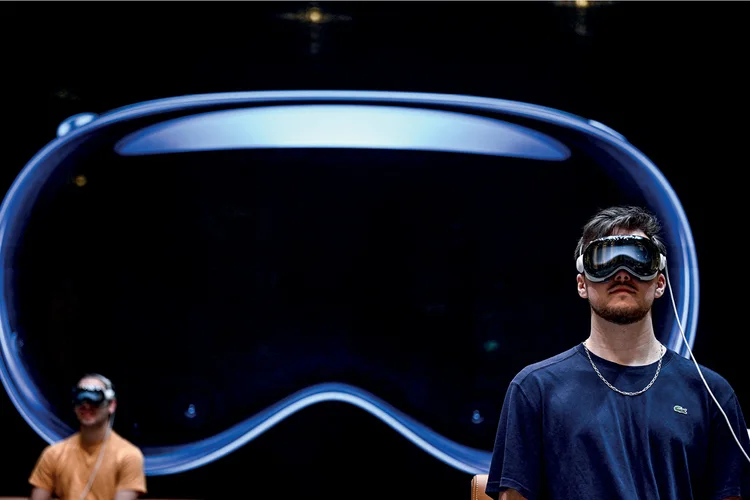 Apple Vision Pro: headset da Apple se tornou item de luxo desejado pelos consumidores mais tecnológicos (Julien de Rosa/AFP/Getty Images)