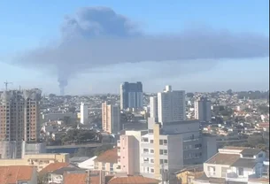 Incêndio atinge indústria em Guarulhos