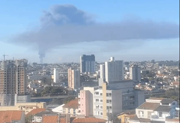 Por volta das 14h32, o Corpo de Bombeiros de São Paulo informou que 12 viaturas foram para o local do incêndio. (Reprodução/Redes sociais)